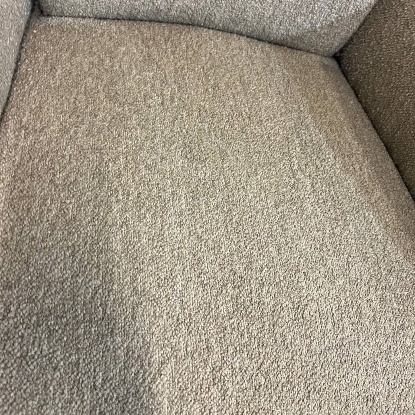 Brunstad SPLIT hvilestol Offwhite Teddy med krakk – Sjelden mulighet | MøbelGlede