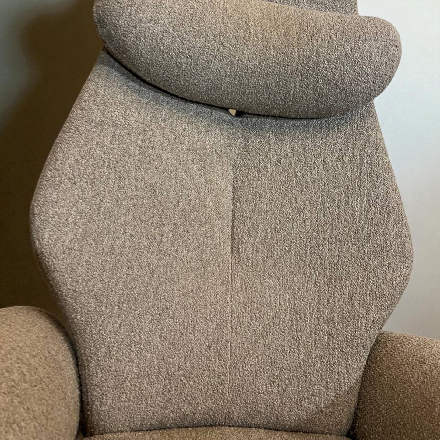 Brunstad SPLIT hvilestol Offwhite Teddy med krakk – Sjelden mulighet | MøbelGlede