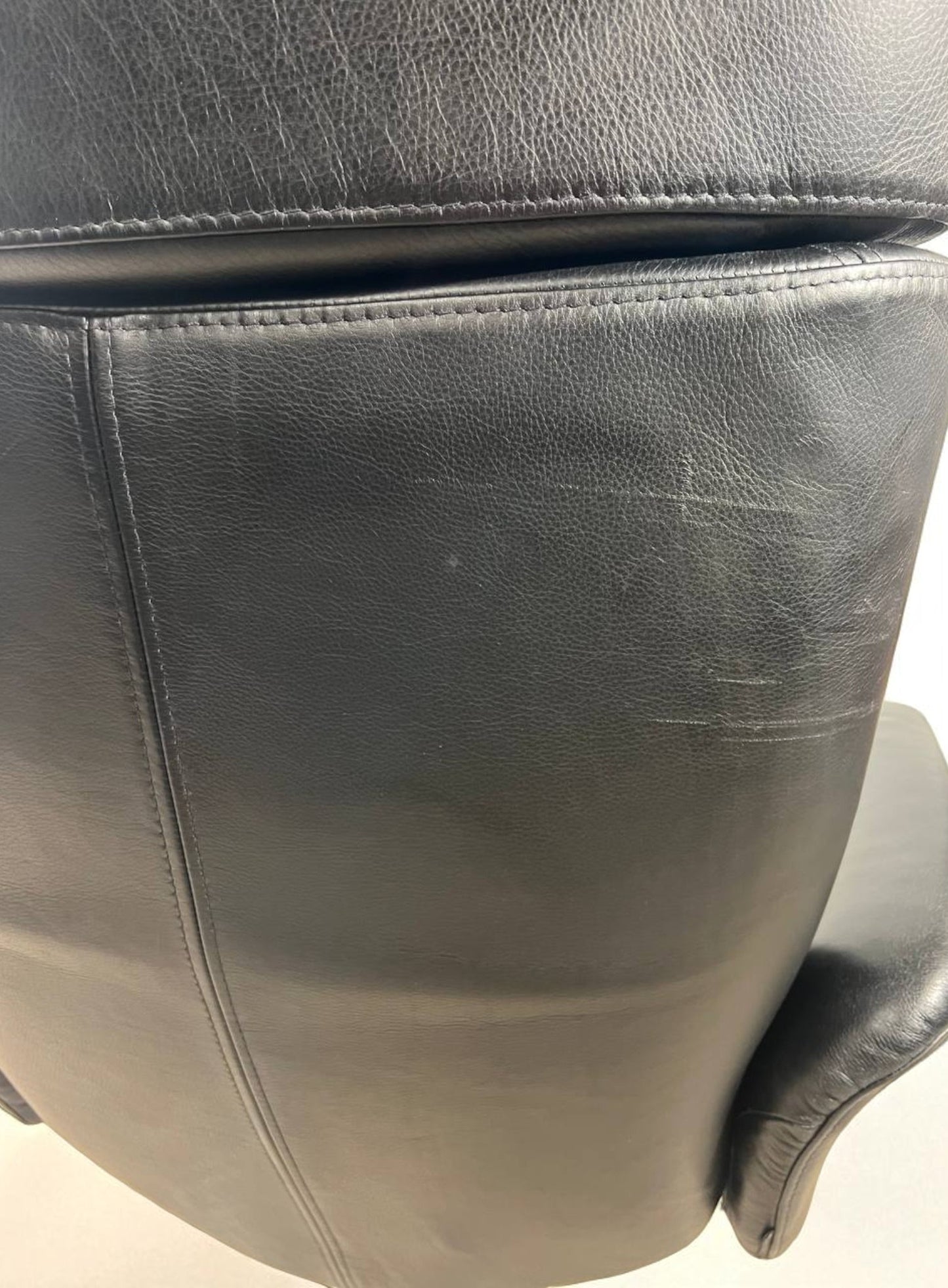 Conform Master  Recliner med innbygd fothviler – MøbelGlede