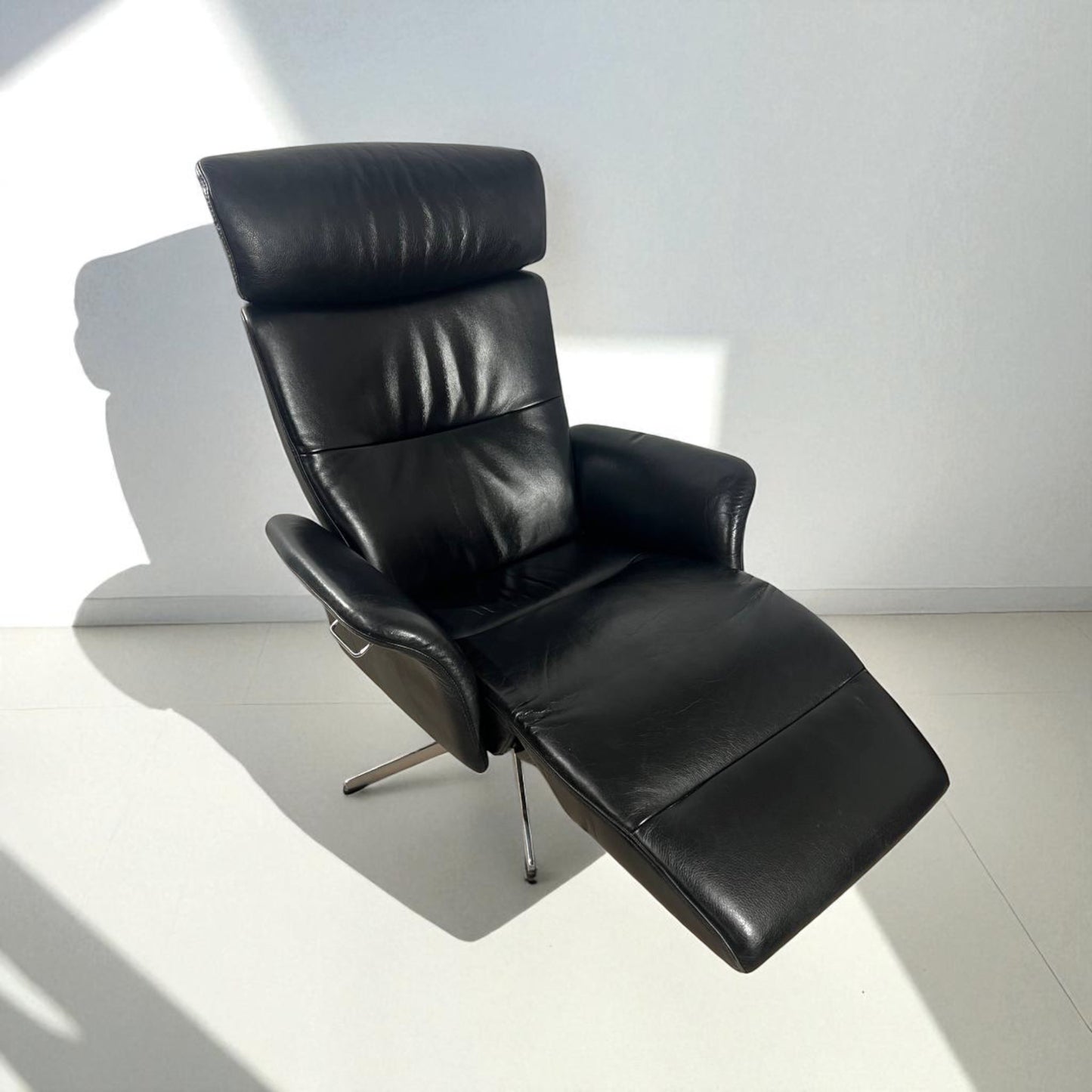 Conform Master  Recliner med innbygd fothviler – MøbelGlede