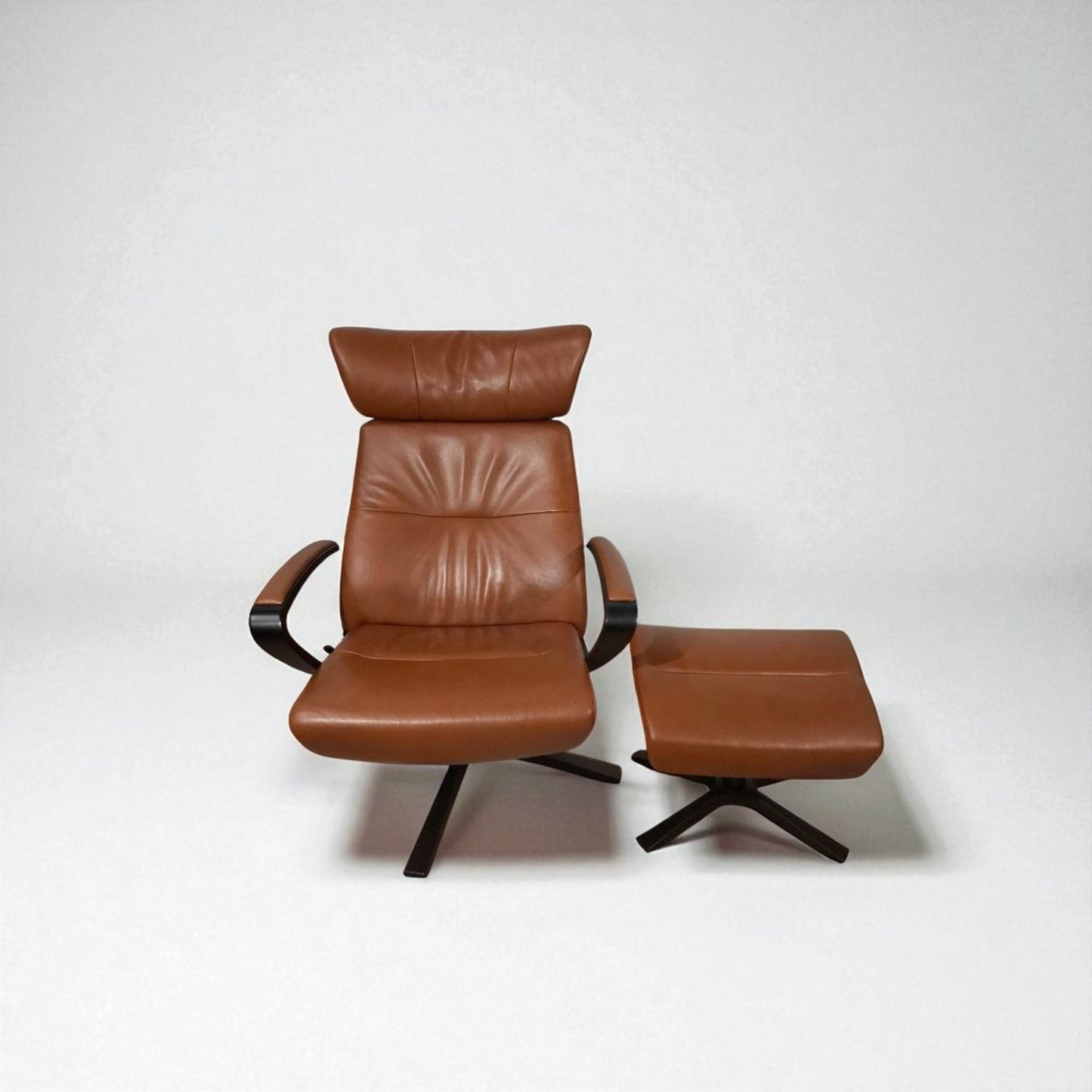 Conform Style Lenestol med Krakk i Western Cognac – Komfort & Luksus