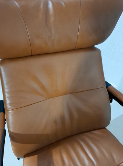 Conform Style Lenestol med Krakk i Western Cognac – Komfort & Luksus