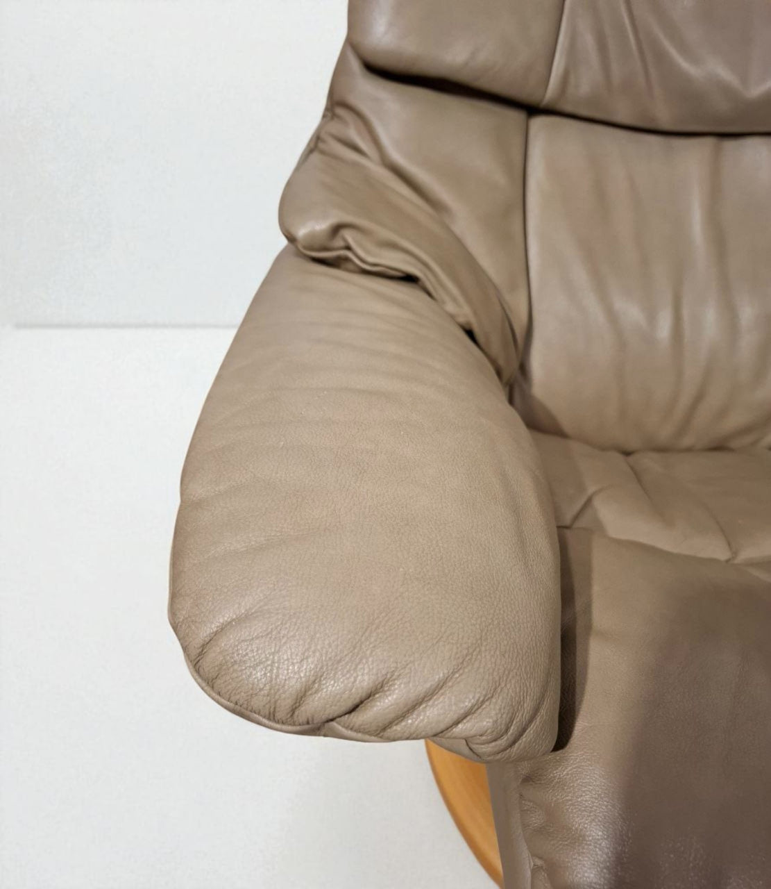 Stressless Reno (L) Lenestol med puff – Beige Skinn | Pent Brukt