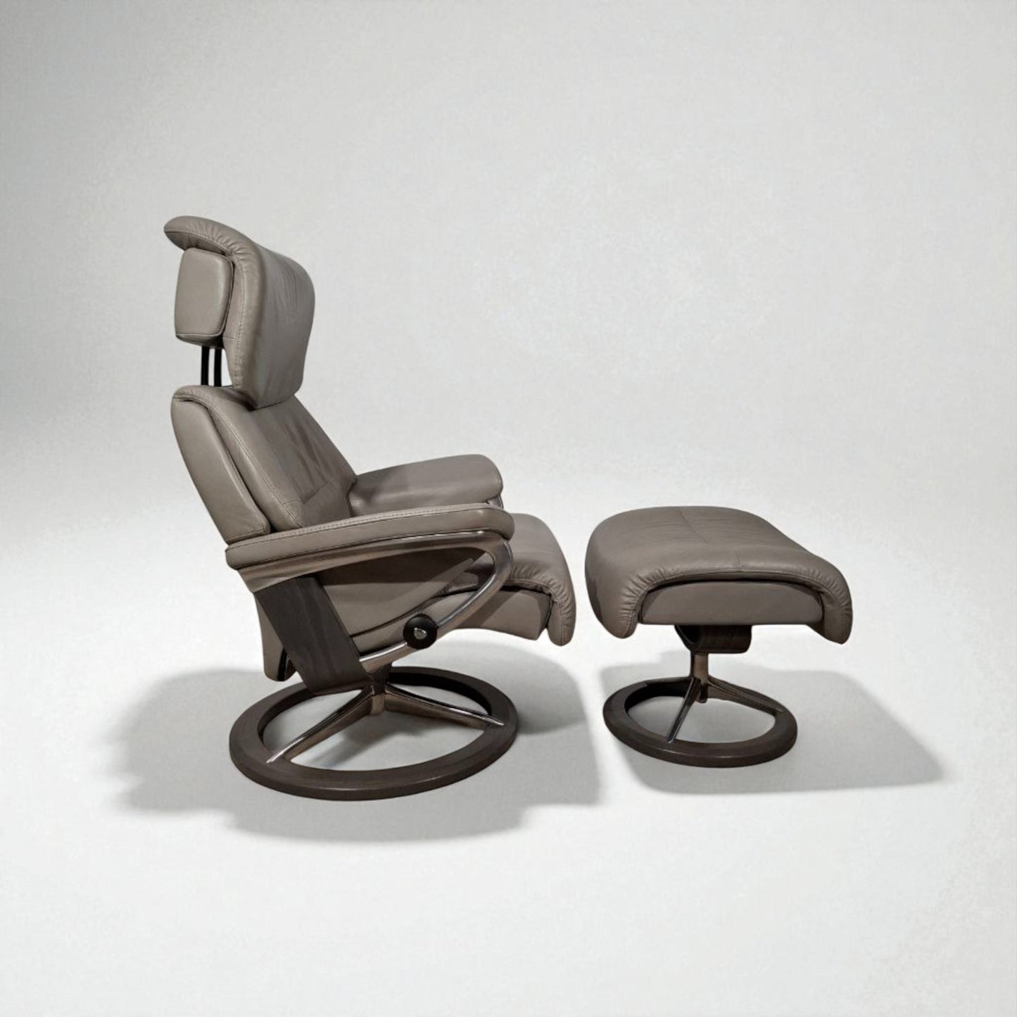 Stressless Capri lenestol med krakk – Signatur understell