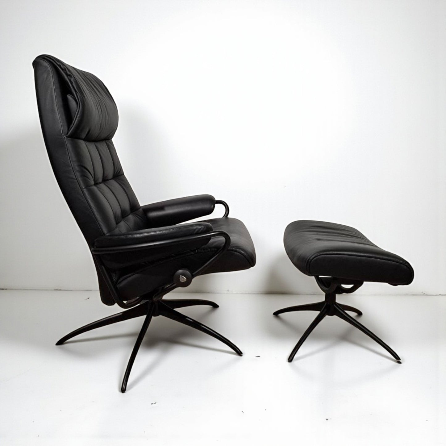 Stressless London Lenestol med Krakk – Sort Skinn | MøbelGlede