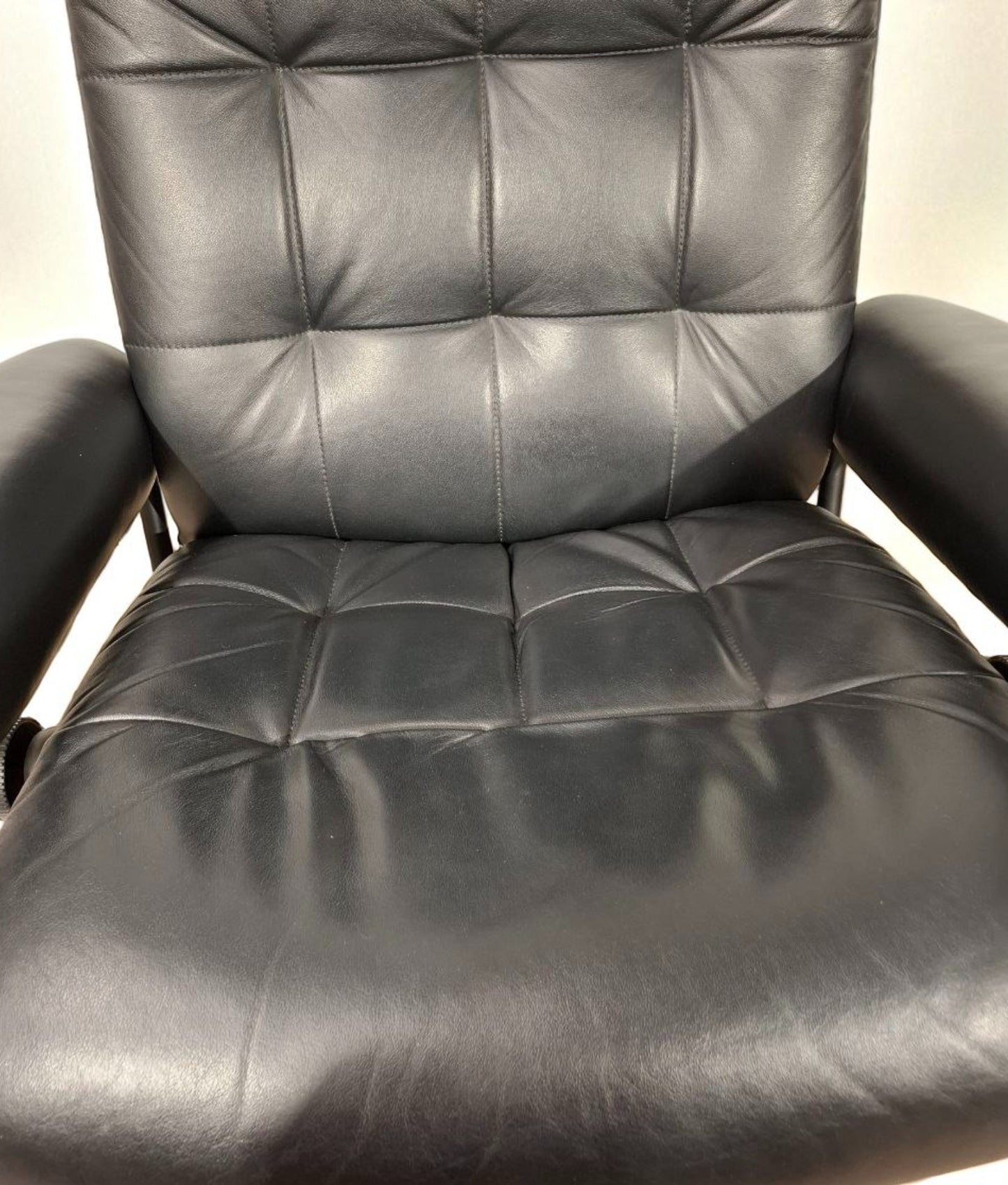 Stressless London Lenestol med Krakk – Sort Skinn | MøbelGlede