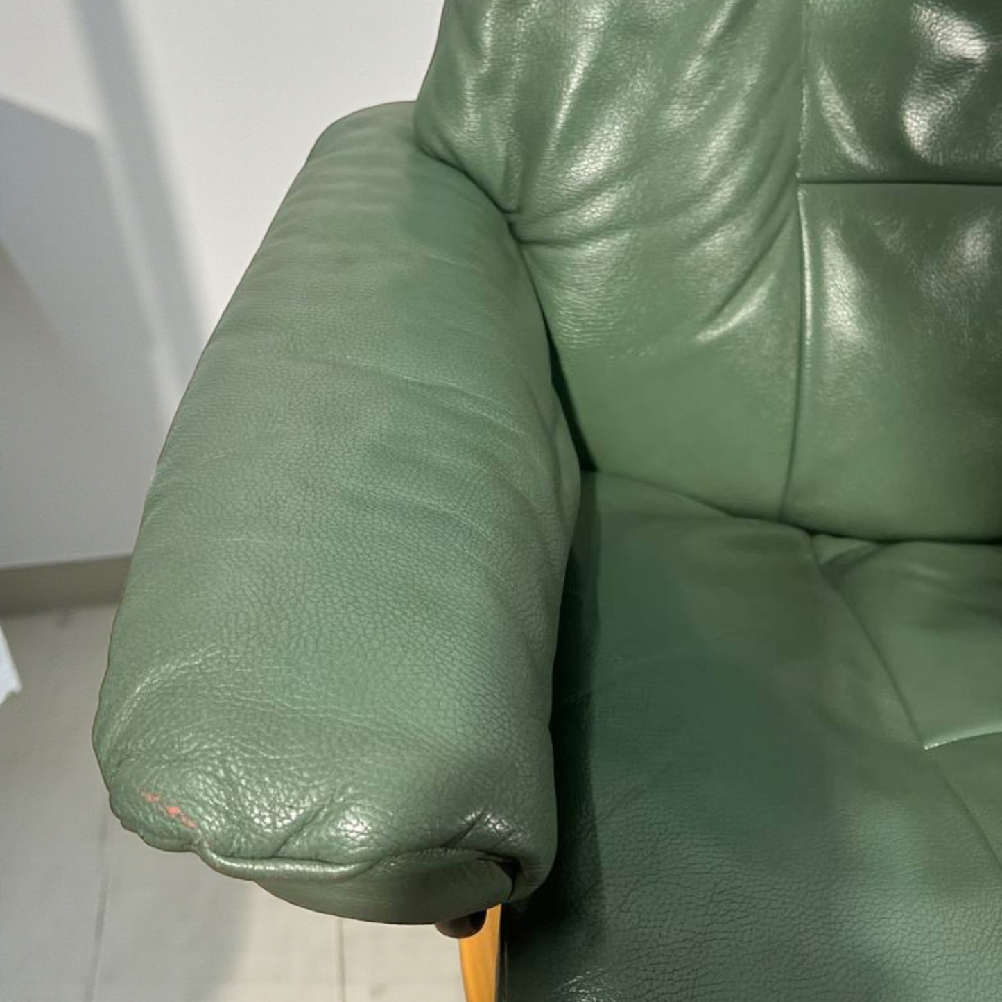 Stressless Mayfair (L) lenestol med krakk – ekte skinn | MøbelGlede