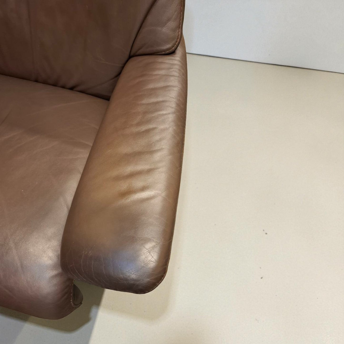 Stressless Capri L lenestol m/krakk – brun skinn | Eksklusiv komfort fra MøbelGlede