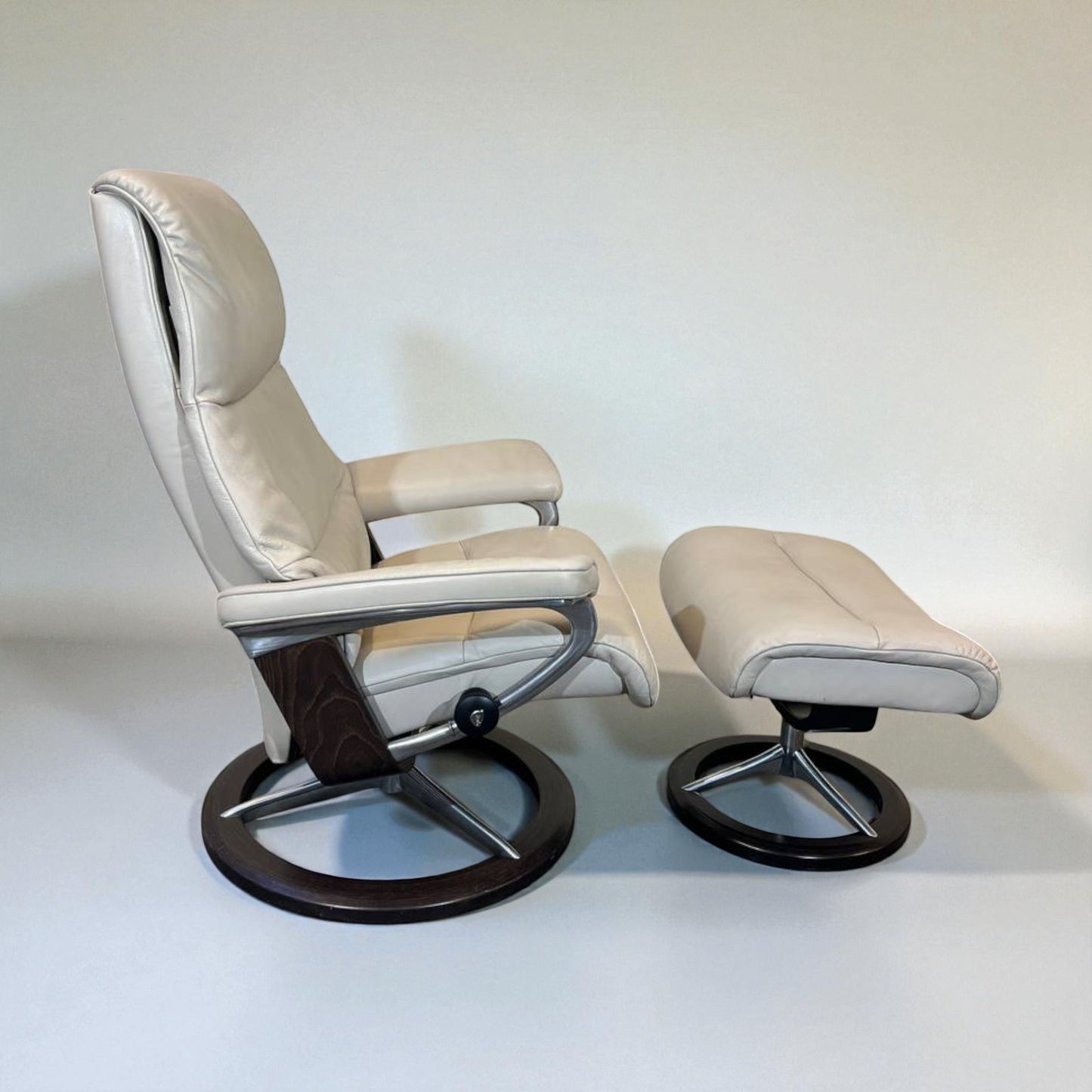 Stressless View lenestol med krakk – Signatur understell