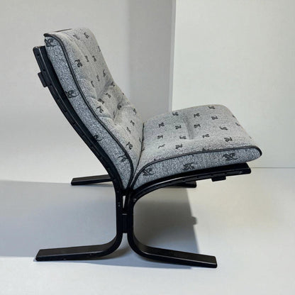 Vintage Siesta Lenestol – Grå tekstil svart treverk | MøbelGlede