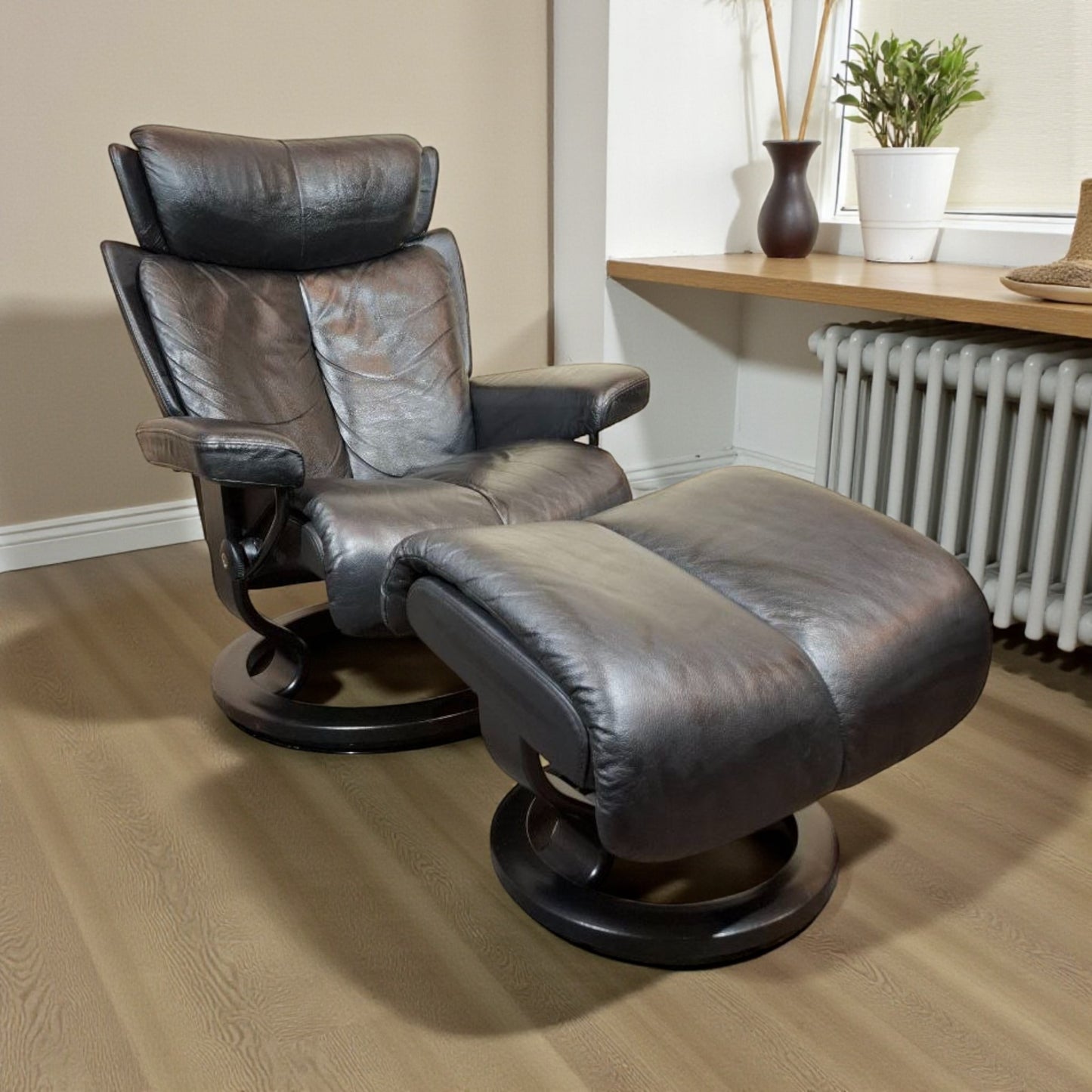 Stressless Magic (M) lenestol svart skinn m/ krakk – Ekornes kvalitet | MøbelGlede
