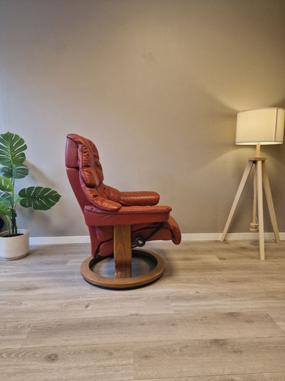 Brukt Stressless Reno (S) lenestol i rødt - sidevisning