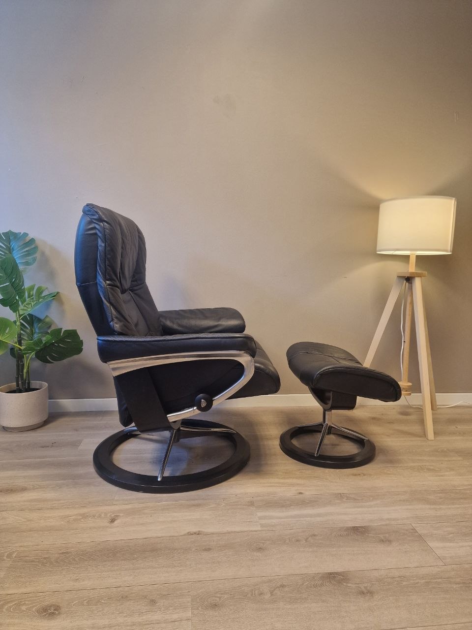 Stressless Mayfair (L) lenestol m/krakk i svart skinn