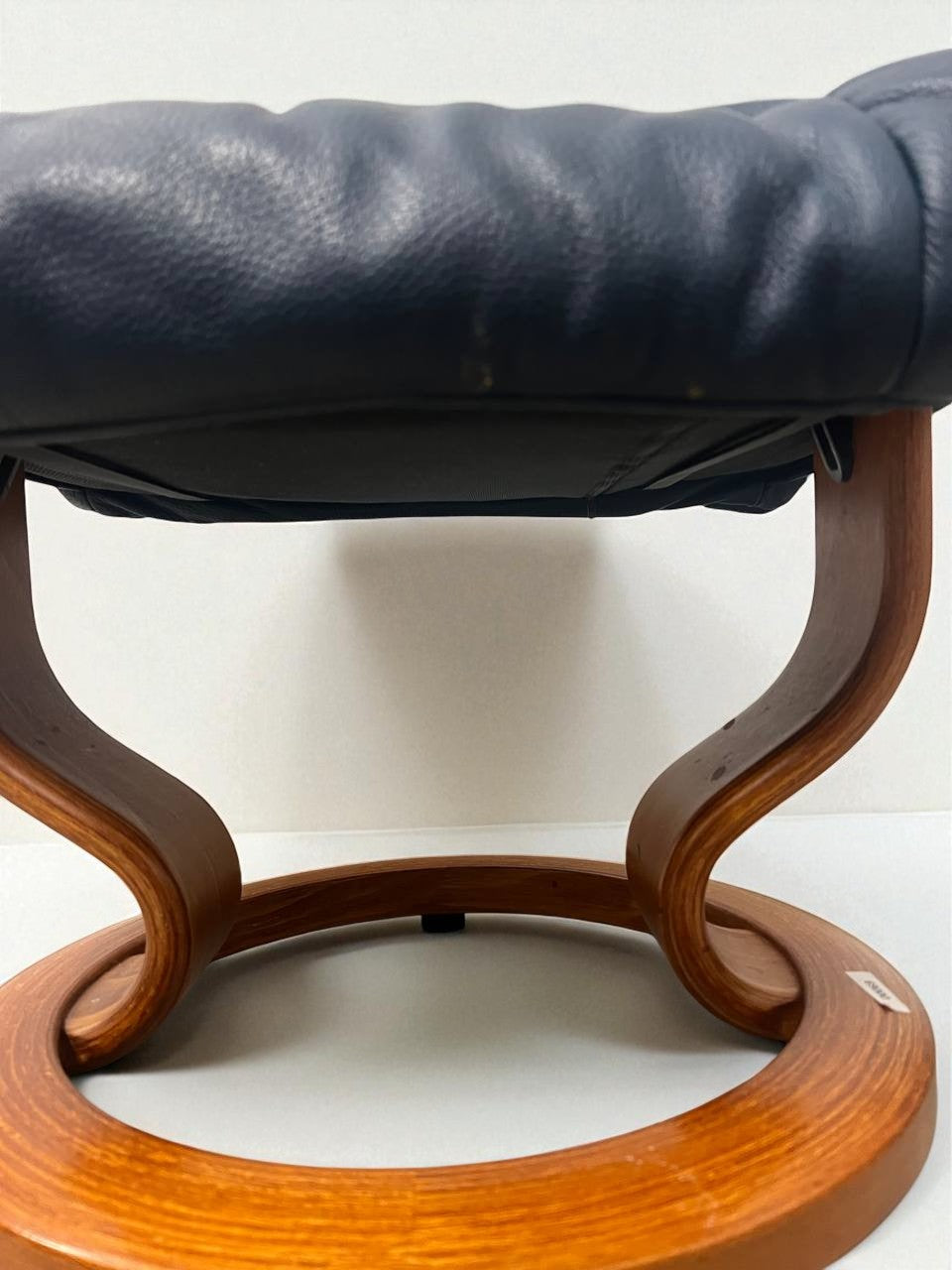 Stressless Reno (M) lenestol med krakk – ekte skinn – Pent brukt | MøbelGlede