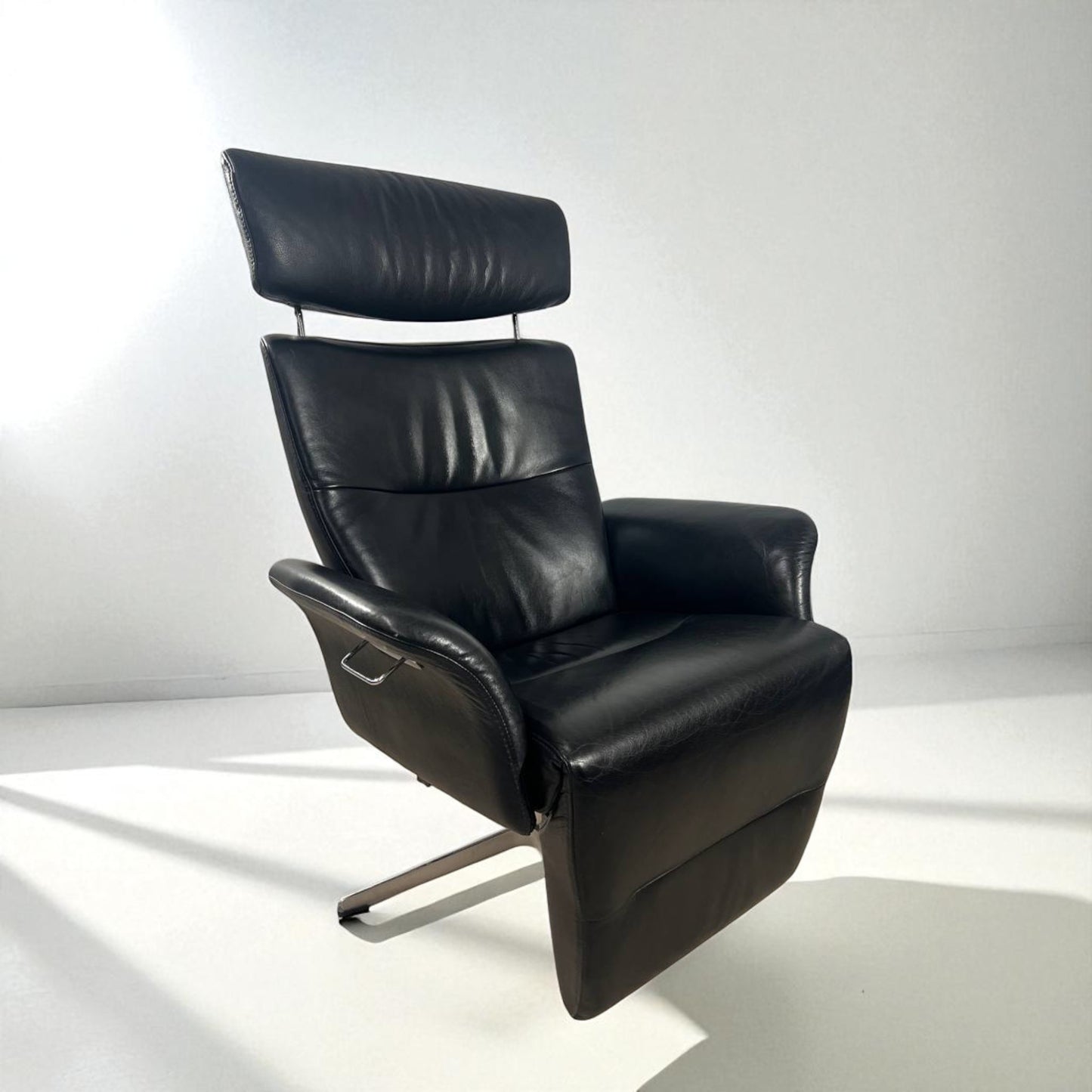 Conform Master  Recliner med innbygd fothviler – MøbelGlede