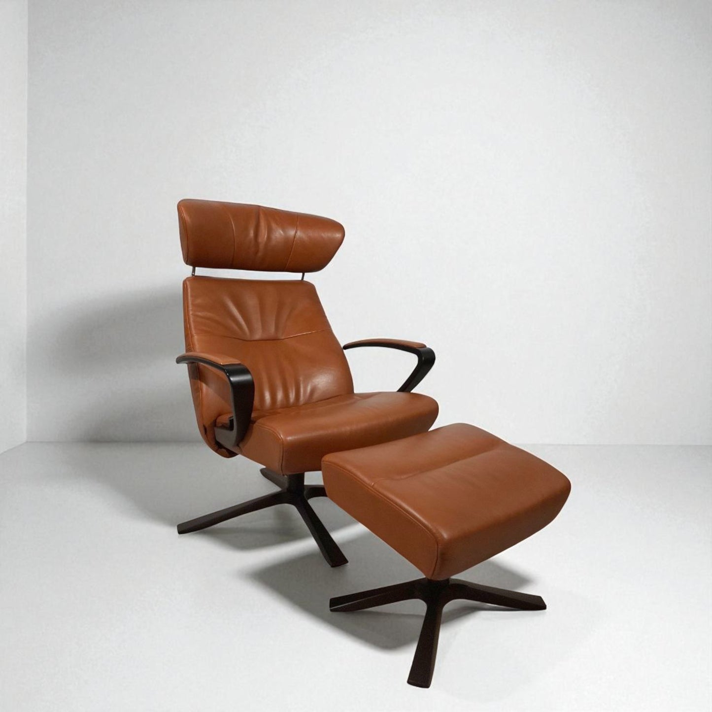 Conform Style Lenestol med Krakk i Western Cognac – Komfort & Luksus