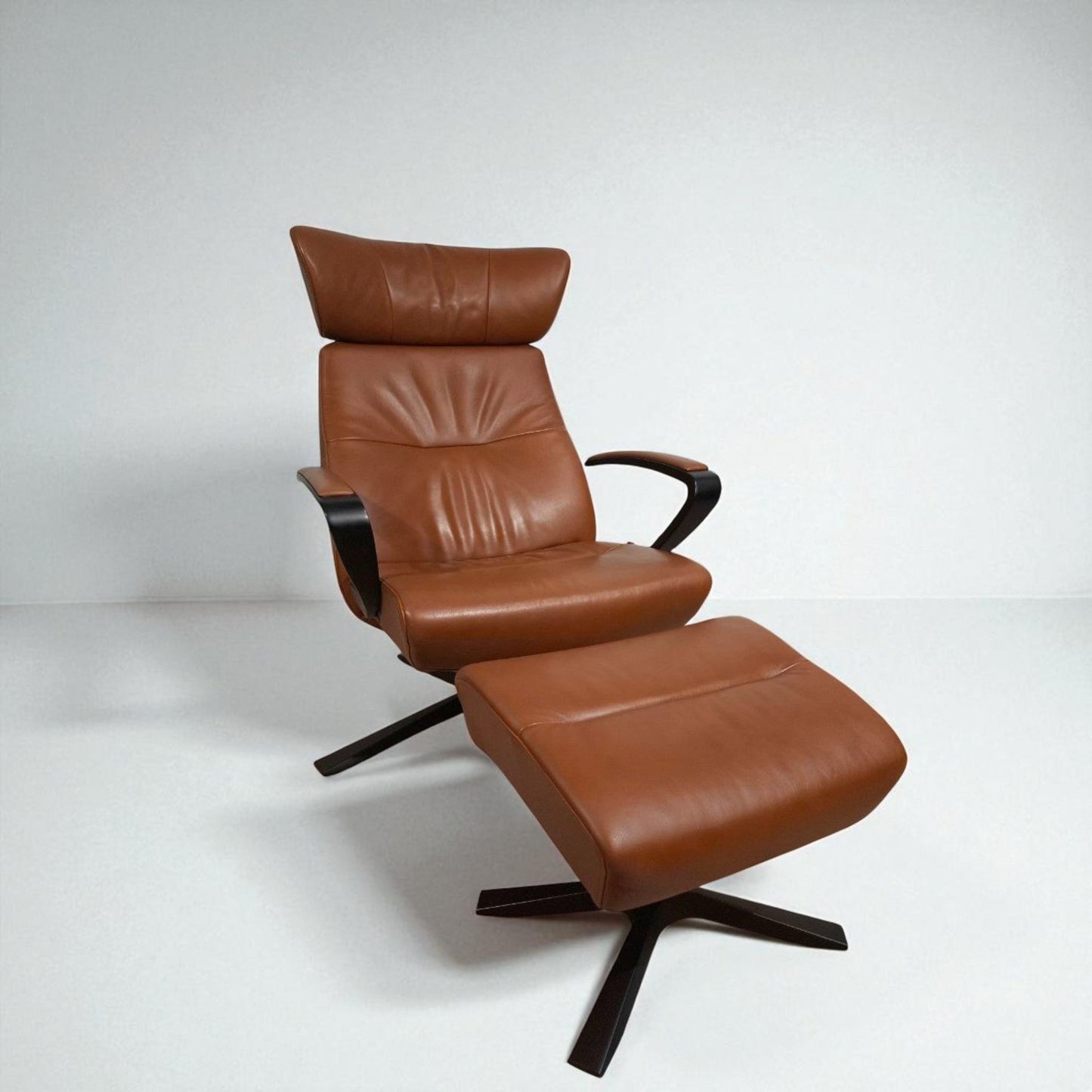 Conform Style Lenestol med Krakk i Western Cognac – Komfort & Luksus