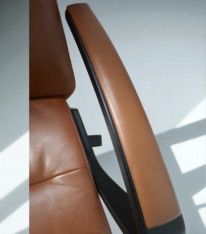 Conform Style Lenestol med Krakk i Western Cognac – Komfort & Luksus