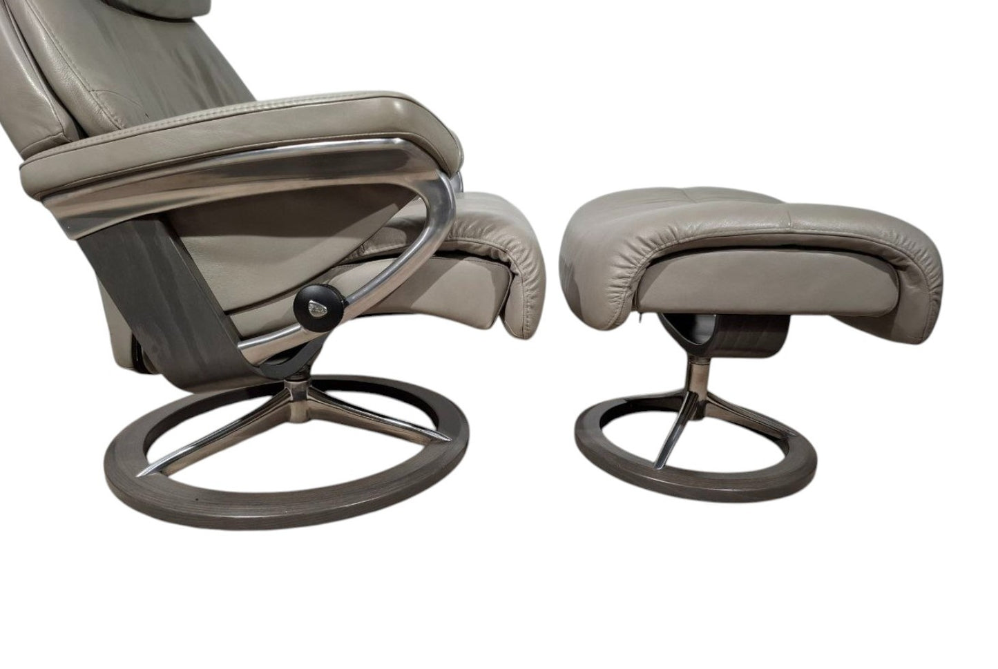 Stressless Capri lenestol med krakk – Signatur understell