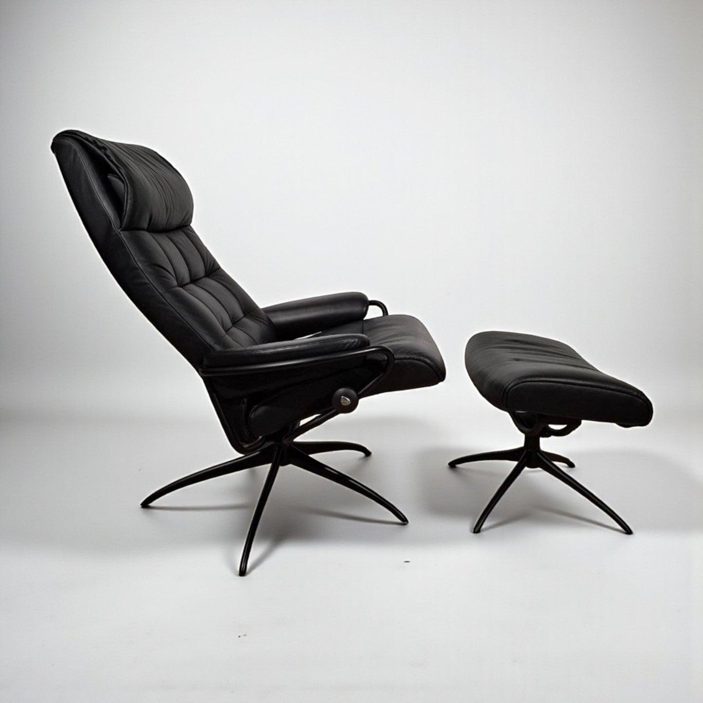 Stressless London Lenestol med Krakk – Sort Skinn | MøbelGlede