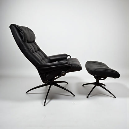 Stressless London Lenestol med Krakk – Sort Skinn | MøbelGlede