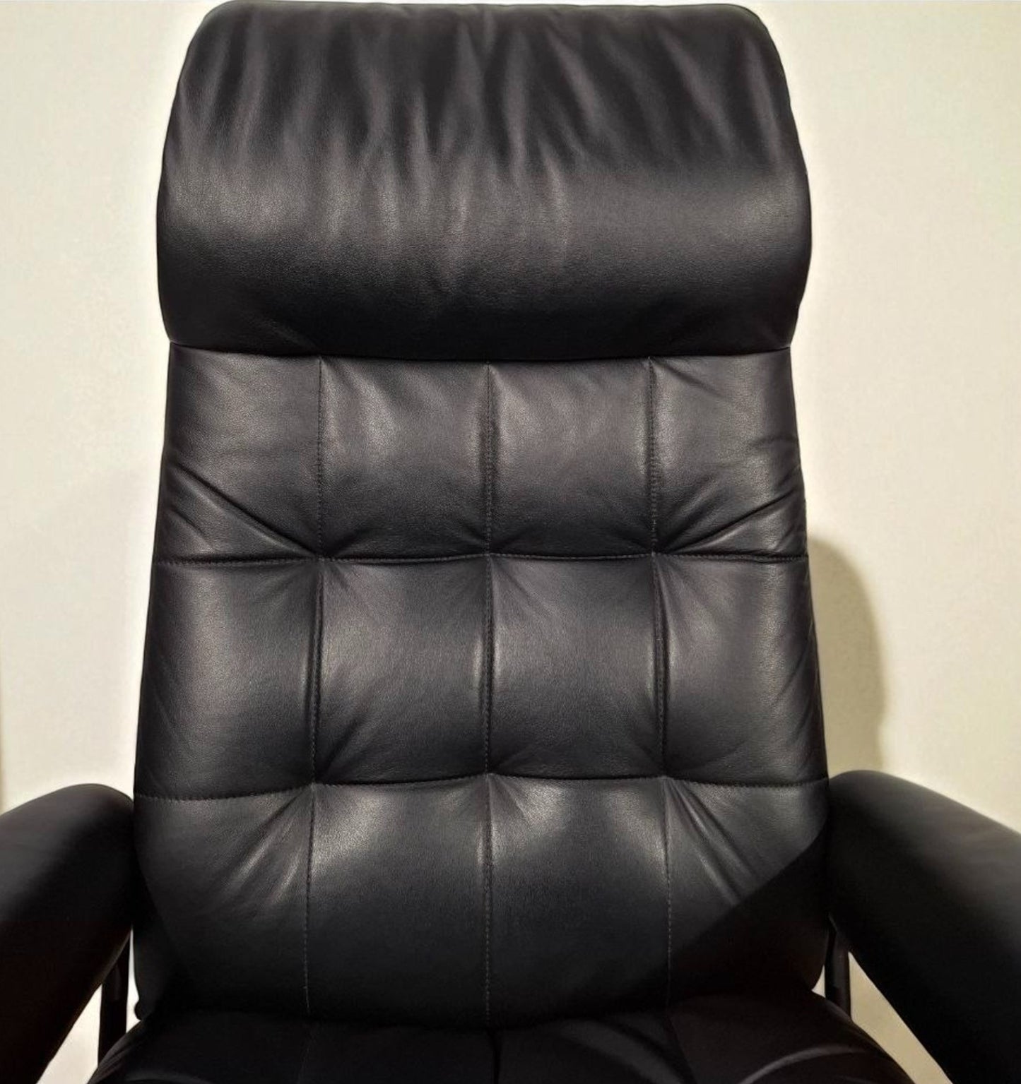 Stressless London Lenestol med Krakk – Sort Skinn | MøbelGlede