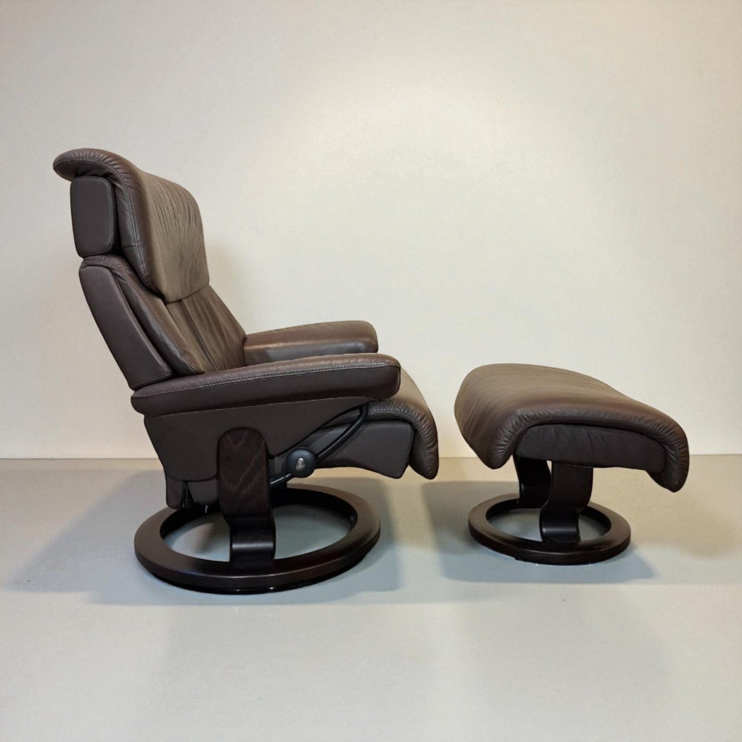 Stressless Capri L lenestol m/krakk – brun skinn | Eksklusiv komfort fra MøbelGlede