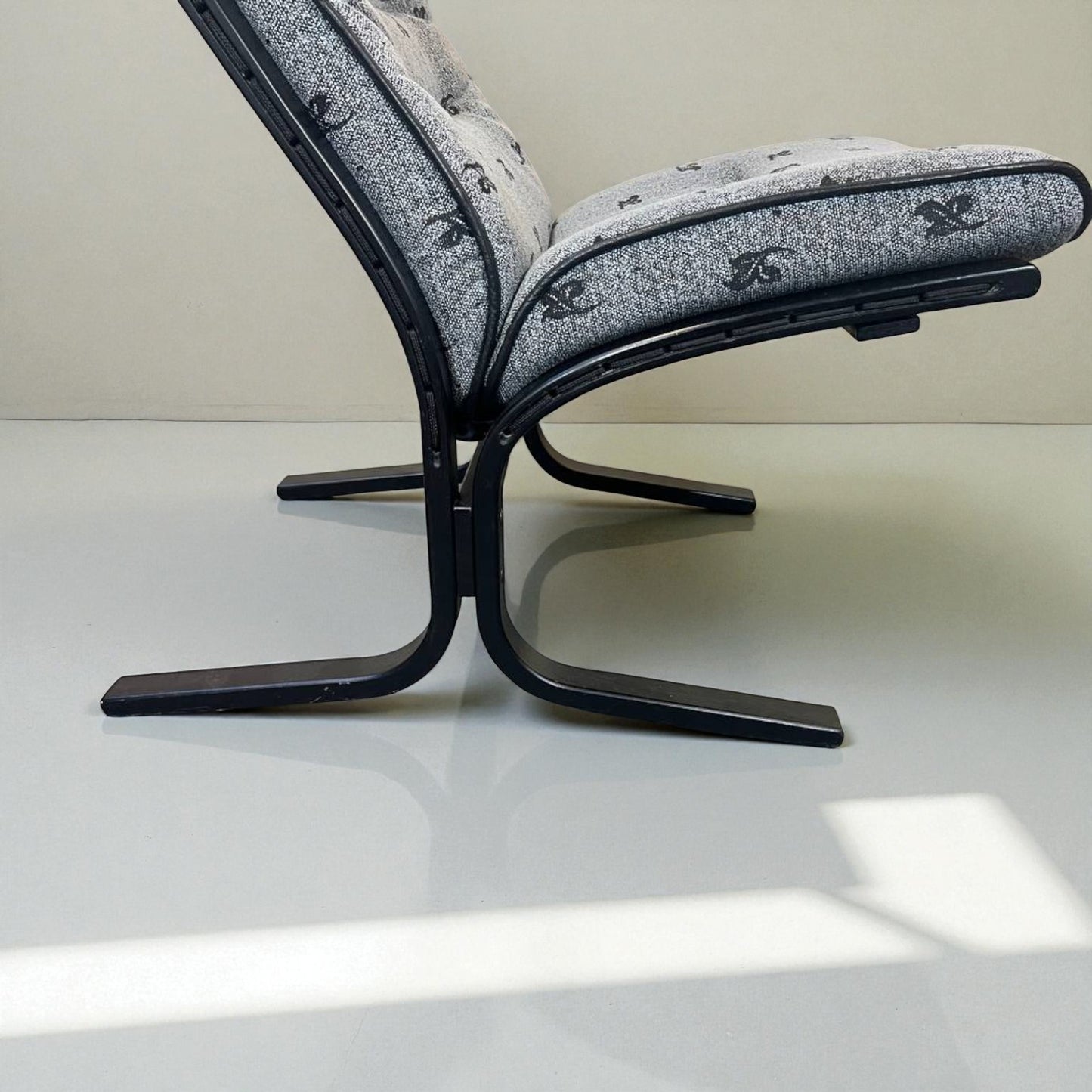 Vintage Siesta Lenestol – Grå tekstil svart treverk | MøbelGlede