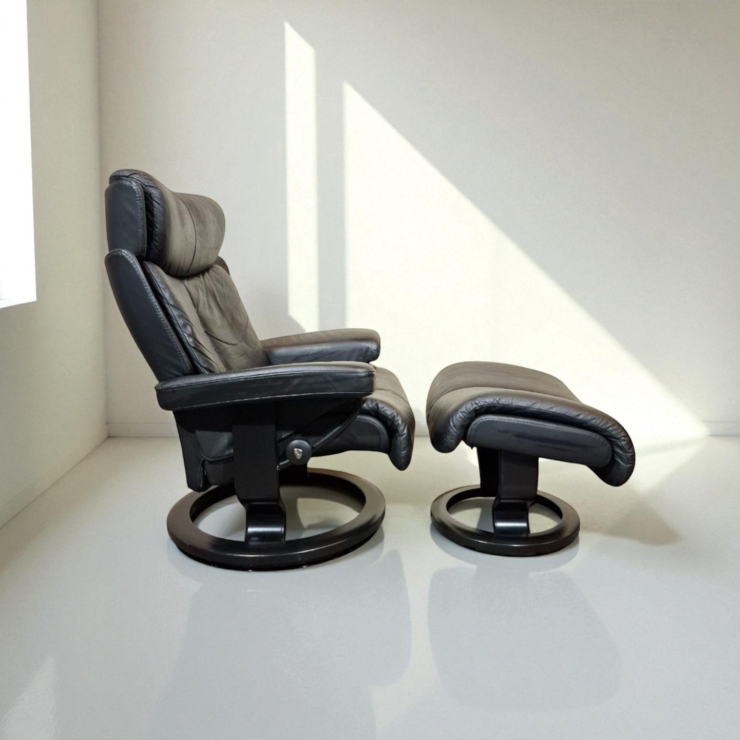 Stressless Magic (M) lenestol svart skinn m/ krakk – Ekornes kvalitet | MøbelGlede