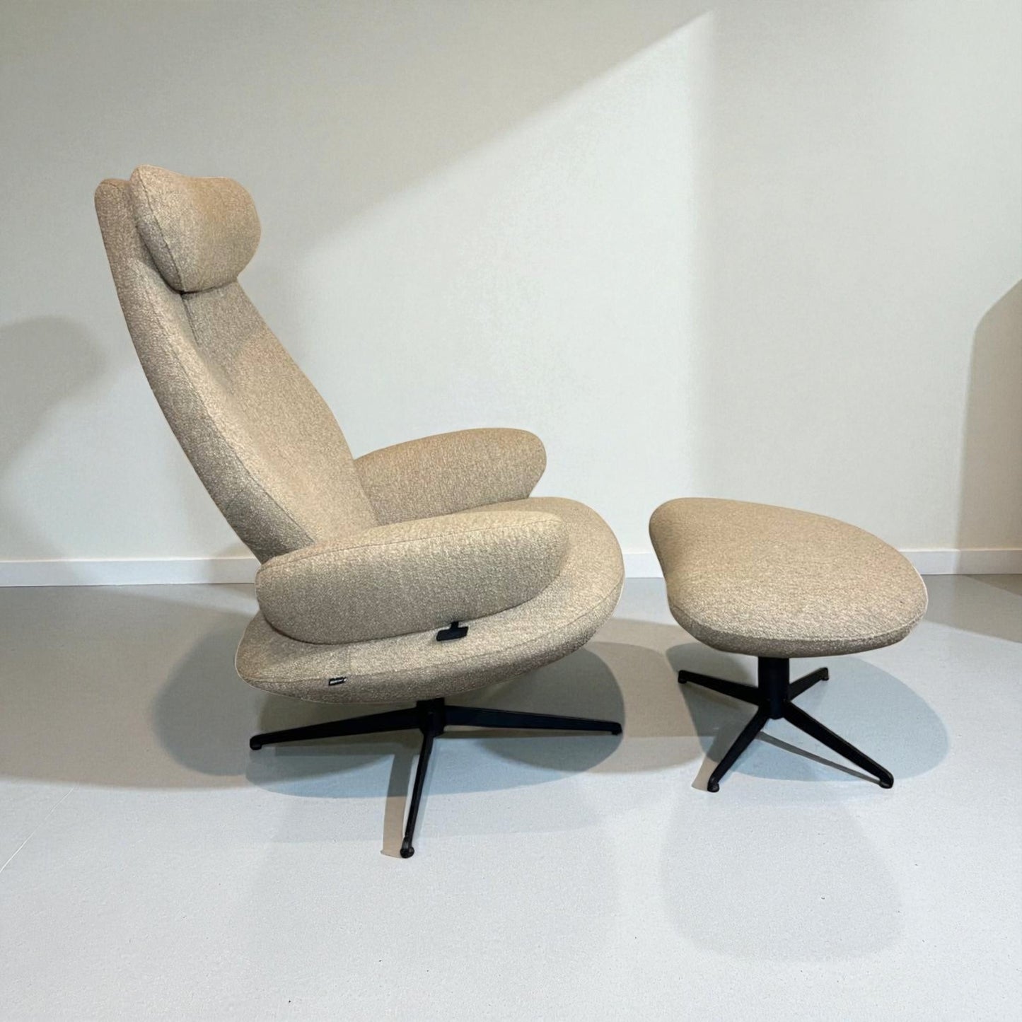 Brunstad SPLIT hvilestol Offwhite Teddy med krakk – Sjelden mulighet | MøbelGlede