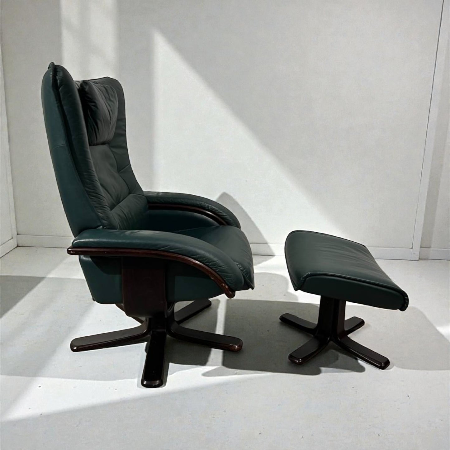 Brunstad Lenestol m/krakk – Grønt Skinn | MøbelGlede