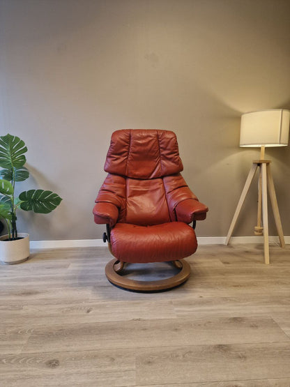 Brukt Stressless Reno (S) lenestol i rødt - skravisning