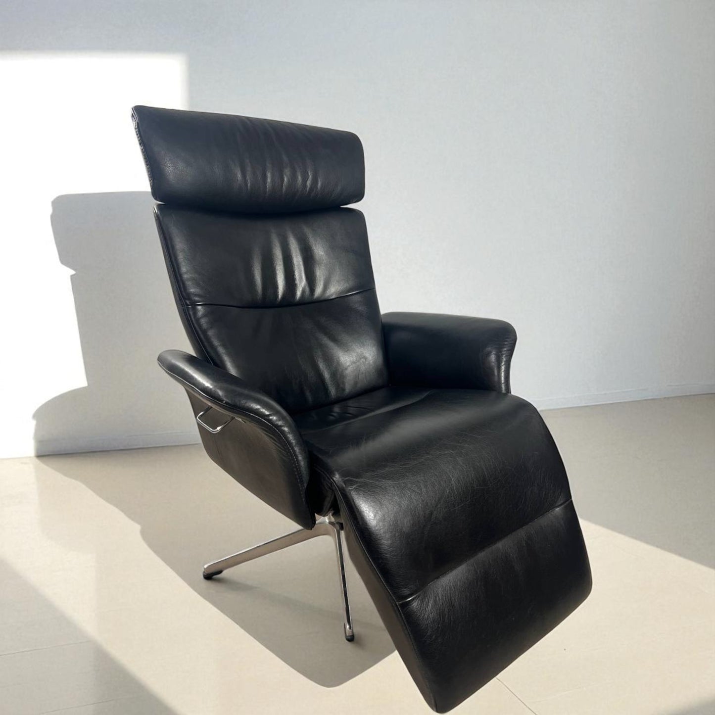 Conform Master  Recliner med innbygd fothviler – MøbelGlede