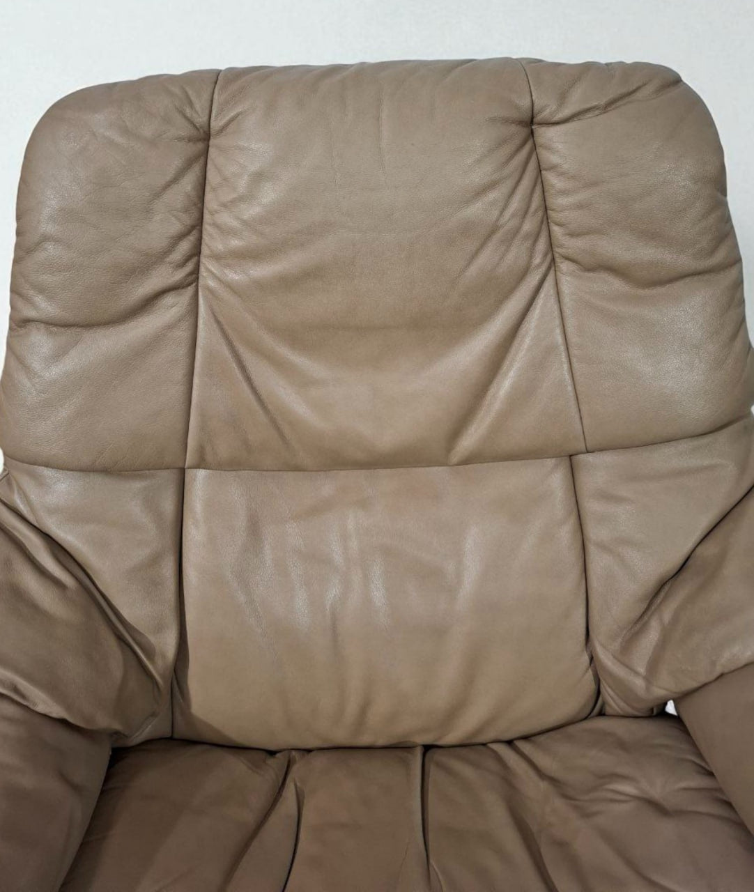 Stressless Reno (L) Lenestol med puff – Beige Skinn | Pent Brukt