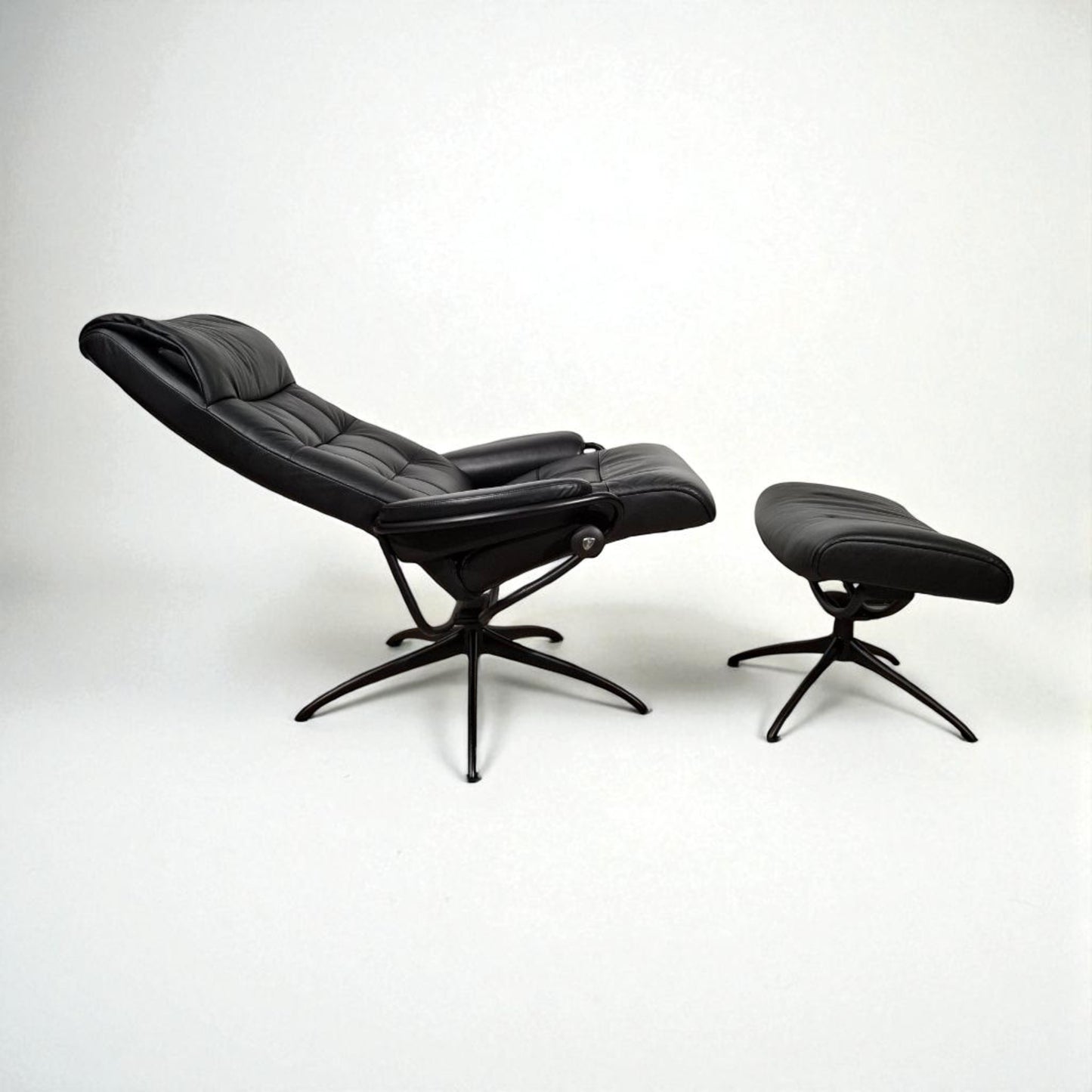 Stressless London Lenestol med Krakk – Sort Skinn | MøbelGlede