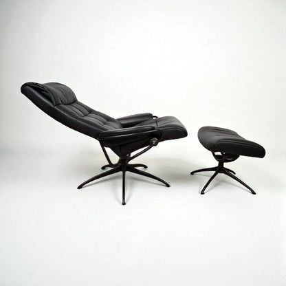 Stressless London Lenestol med Krakk – Sort Skinn | MøbelGlede