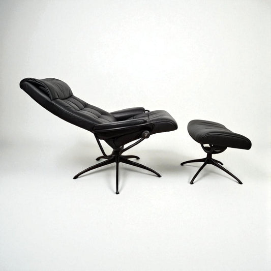 Stressless London Lenestol med Krakk – Sort Skinn | MøbelGlede