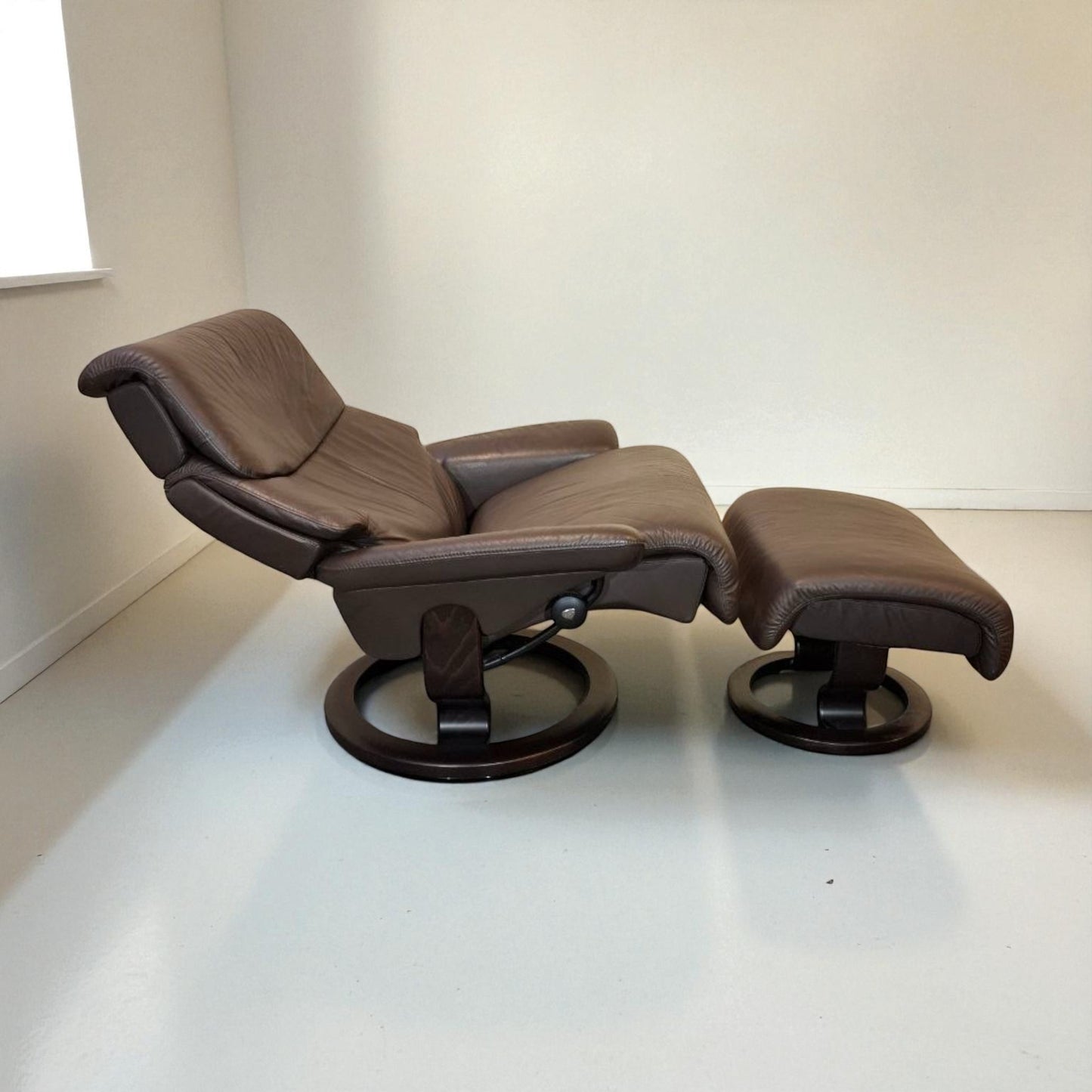 Stressless Capri L lenestol m/krakk – brun skinn | Eksklusiv komfort fra MøbelGlede