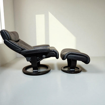 Stressless Magic (M) lenestol svart skinn m/ krakk – Ekornes kvalitet | MøbelGlede