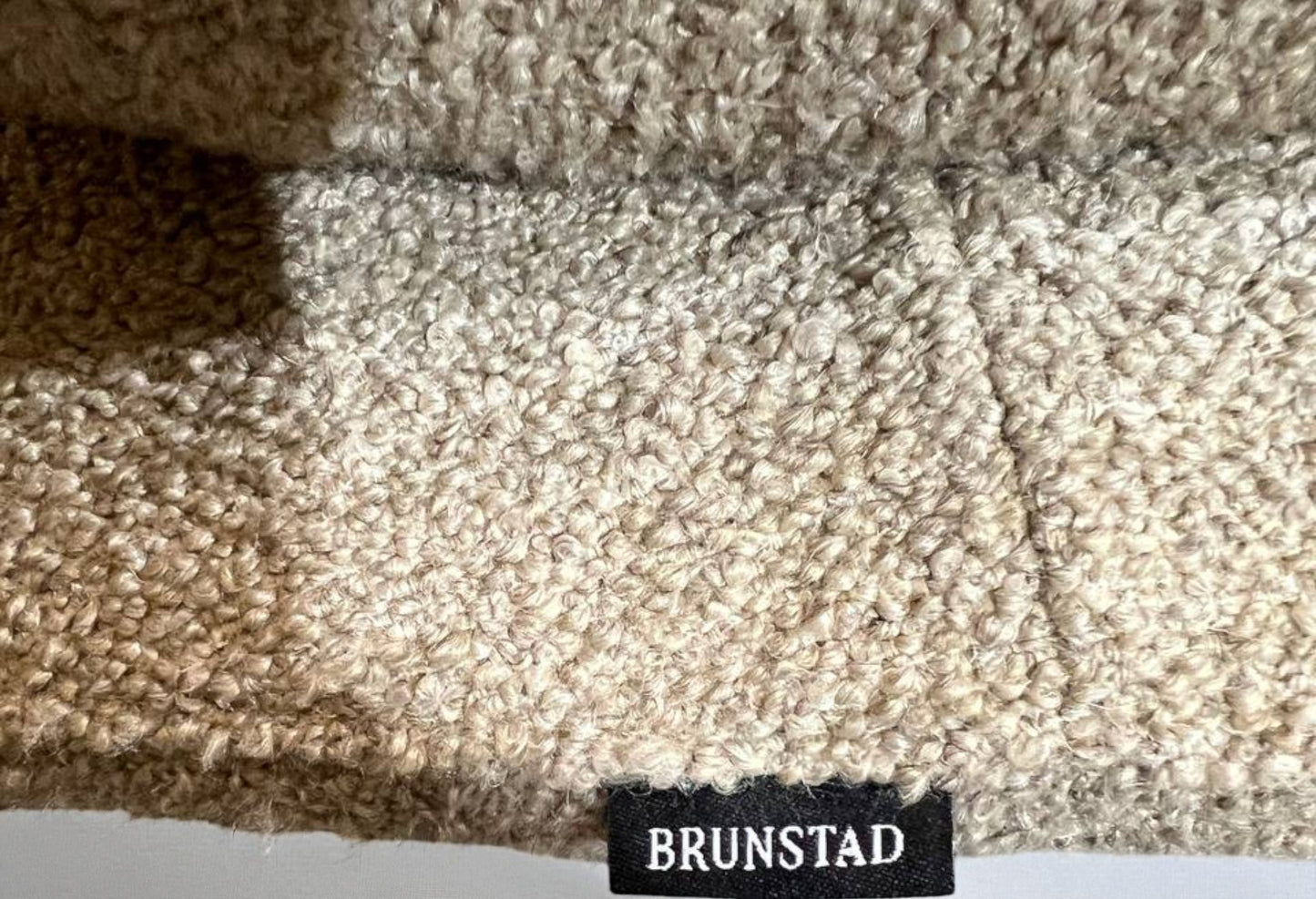 Brunstad SPLIT hvilestol Offwhite Teddy med krakk – Sjelden mulighet | MøbelGlede