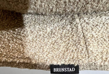 Brunstad SPLIT hvilestol Offwhite Teddy med krakk – Sjelden mulighet | MøbelGlede