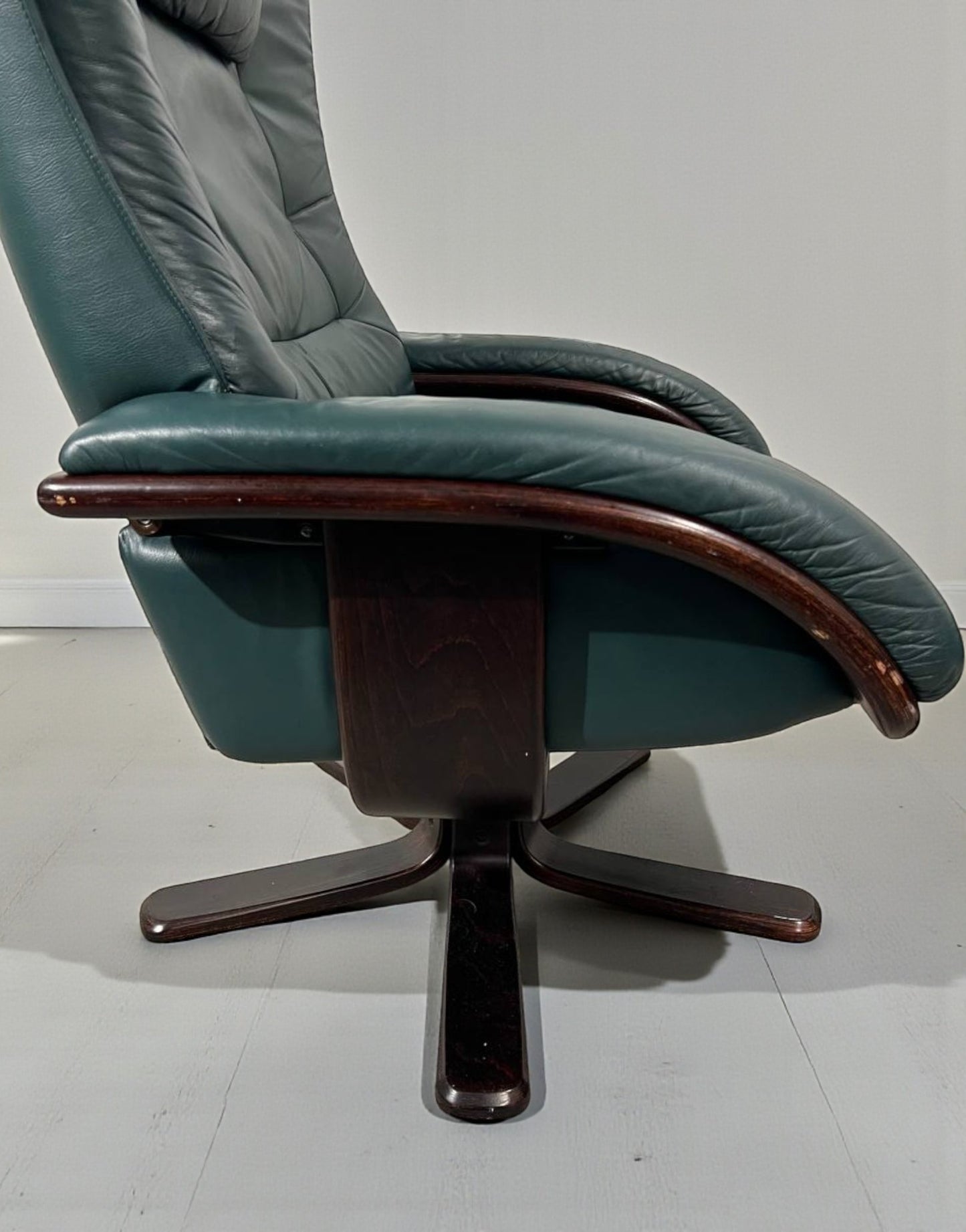 Brunstad Lenestol m/krakk – Grønt Skinn | MøbelGlede