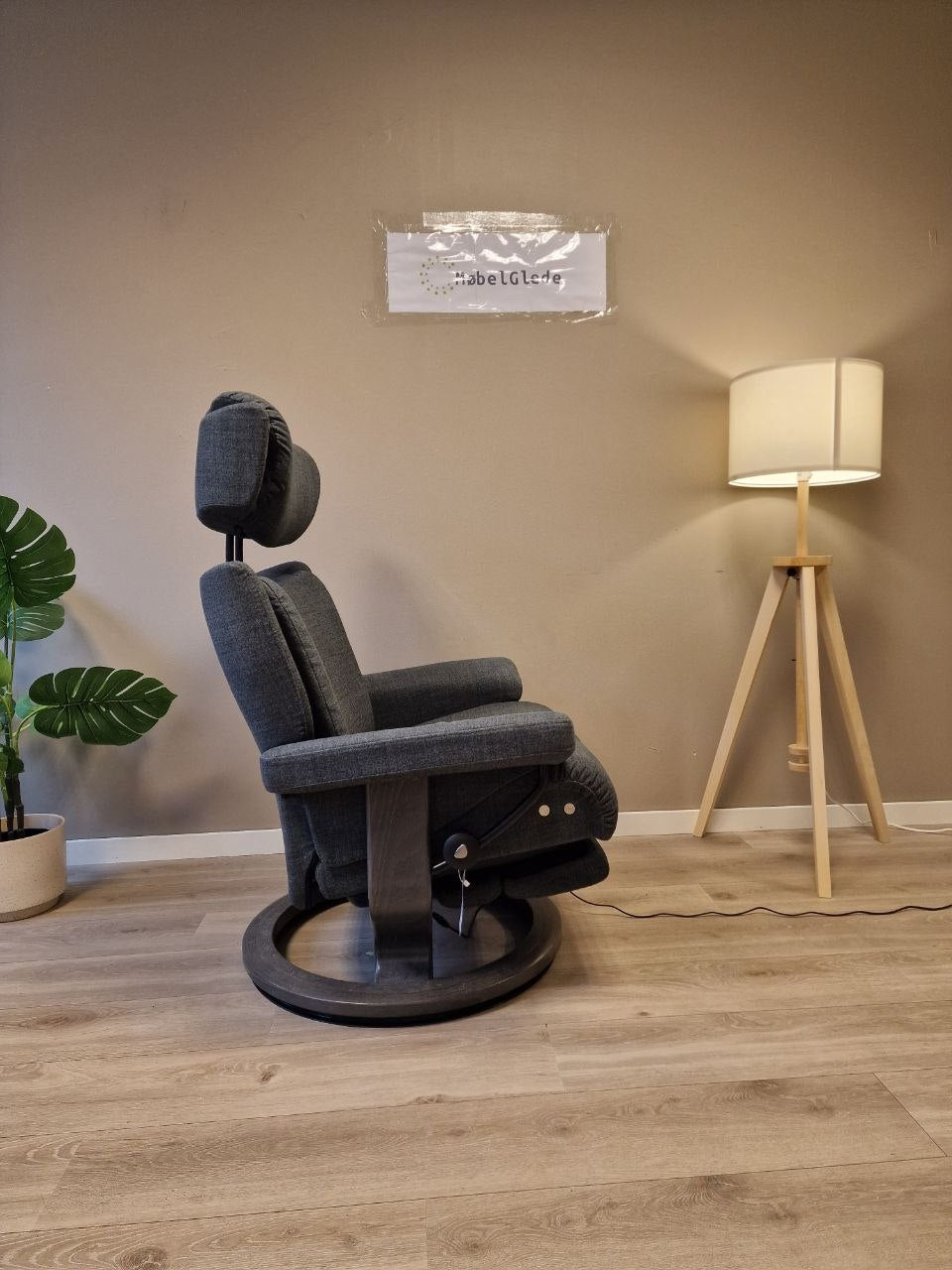 Brukt Stressless Magic Power lenestol (L) i grå - detaljbilde skinn