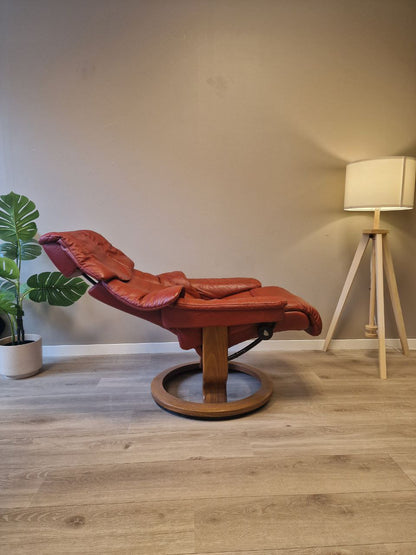 Brukt Stressless Reno (S) lenestol i rødt - detaljbilde skinn