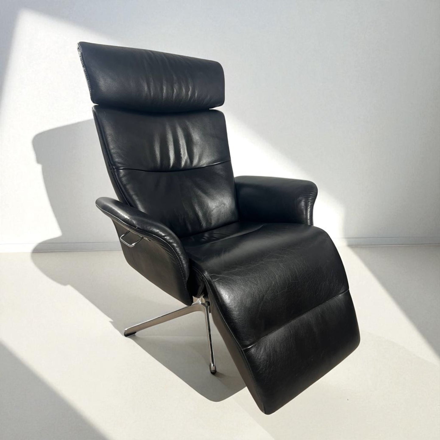 Conform Master  Recliner med innbygd fothviler – MøbelGlede