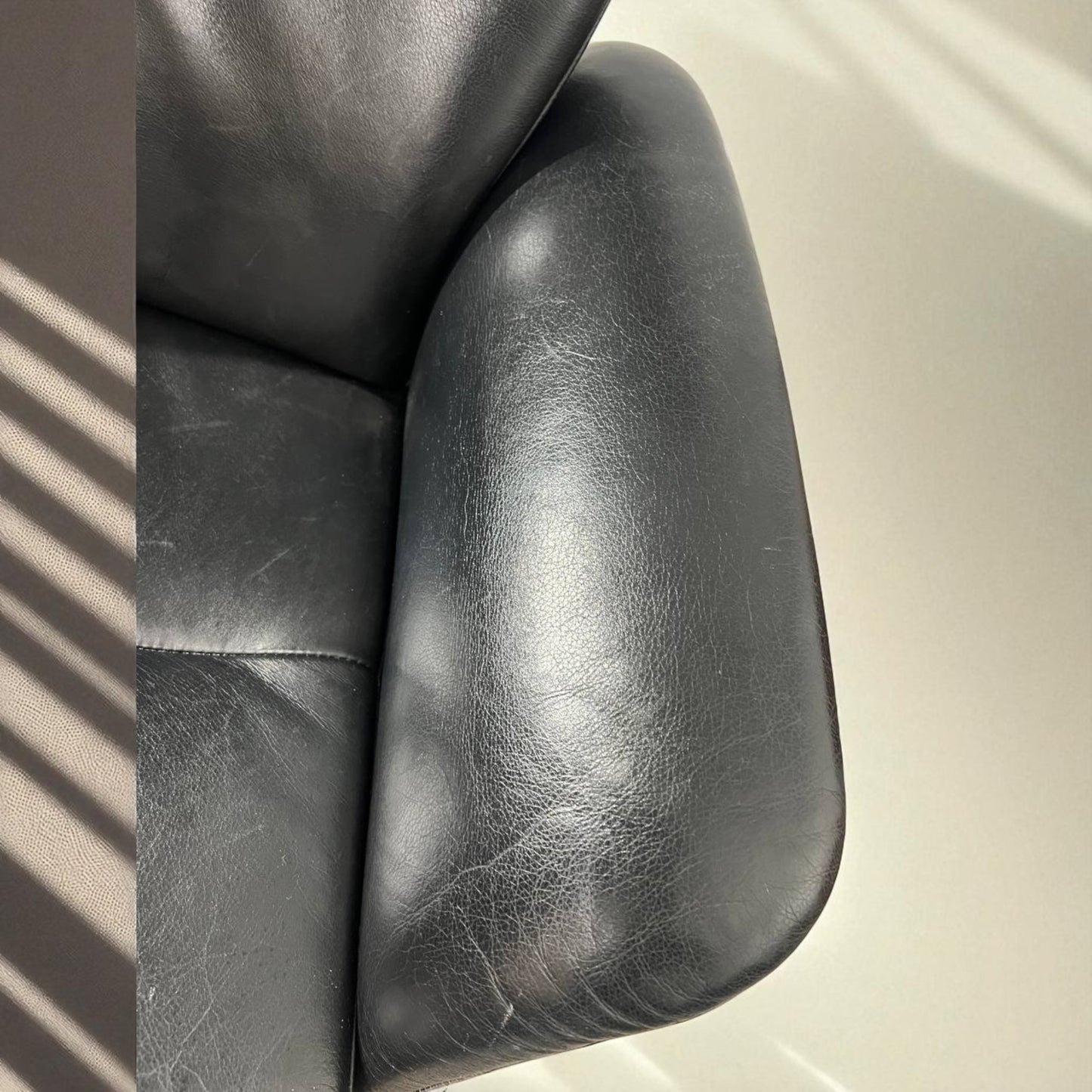 Conform Master  Recliner med innbygd fothviler – MøbelGlede