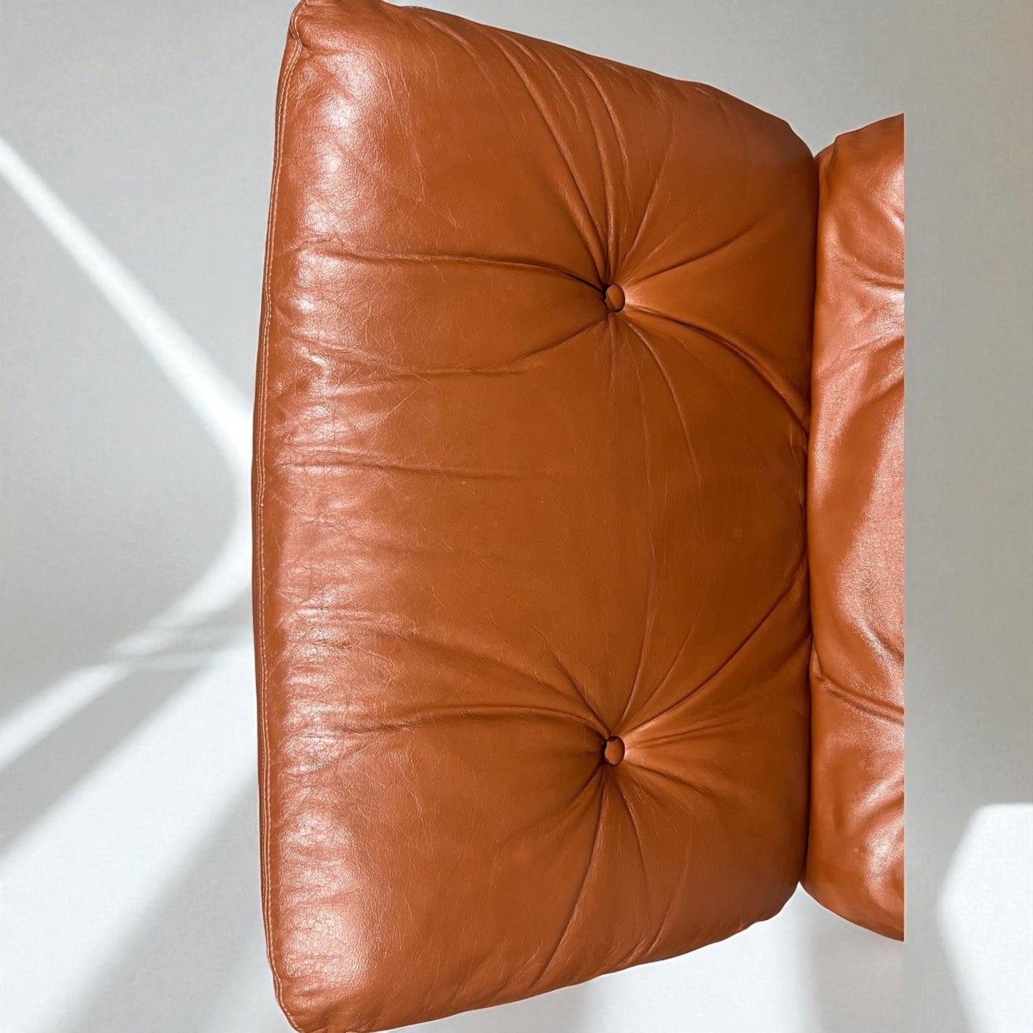 Vintage Siesta Lenestol med Krakk – Cognac Skinn | MøbelGlede