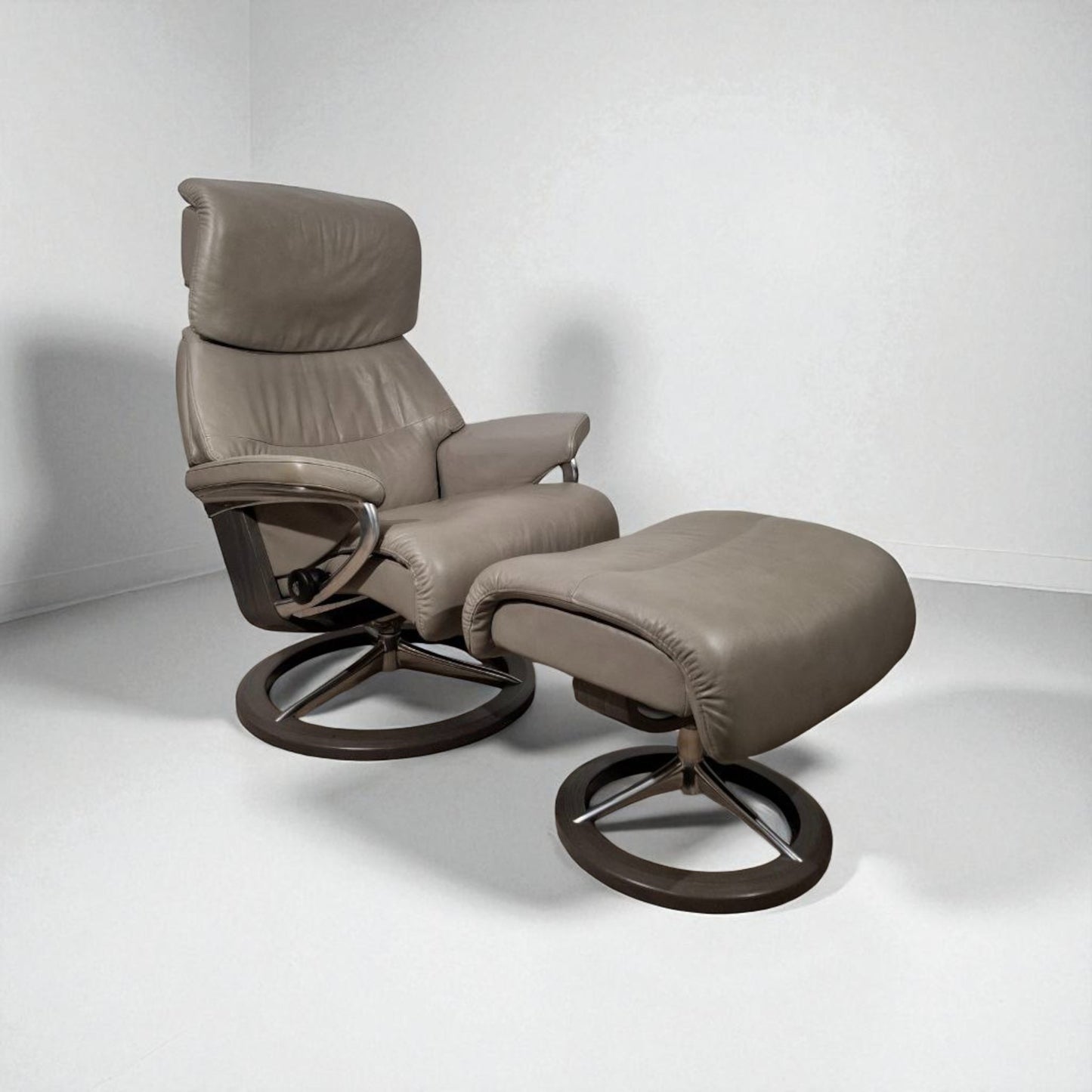 Stressless Capri lenestol med krakk – Signatur understell