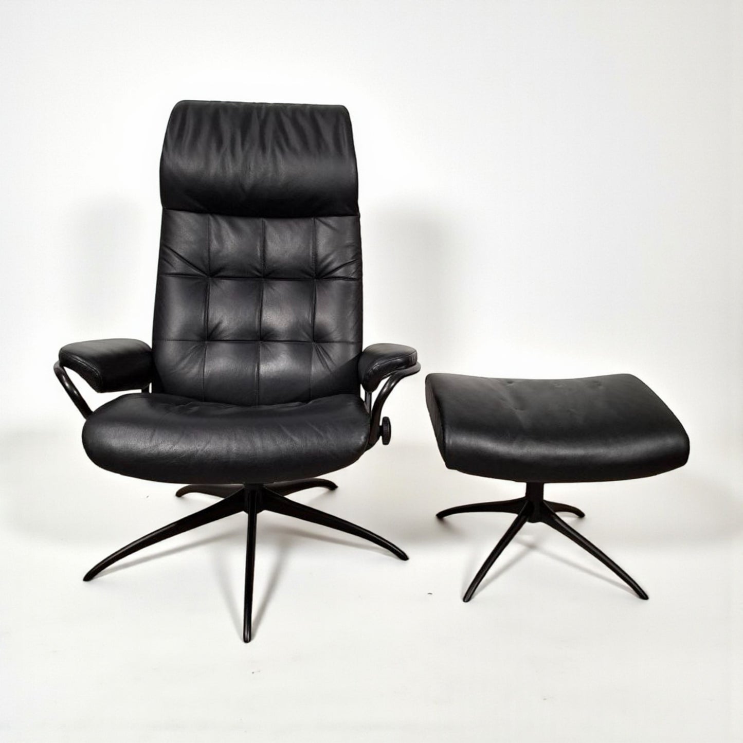 Stressless London Lenestol med Krakk – Sort Skinn | MøbelGlede