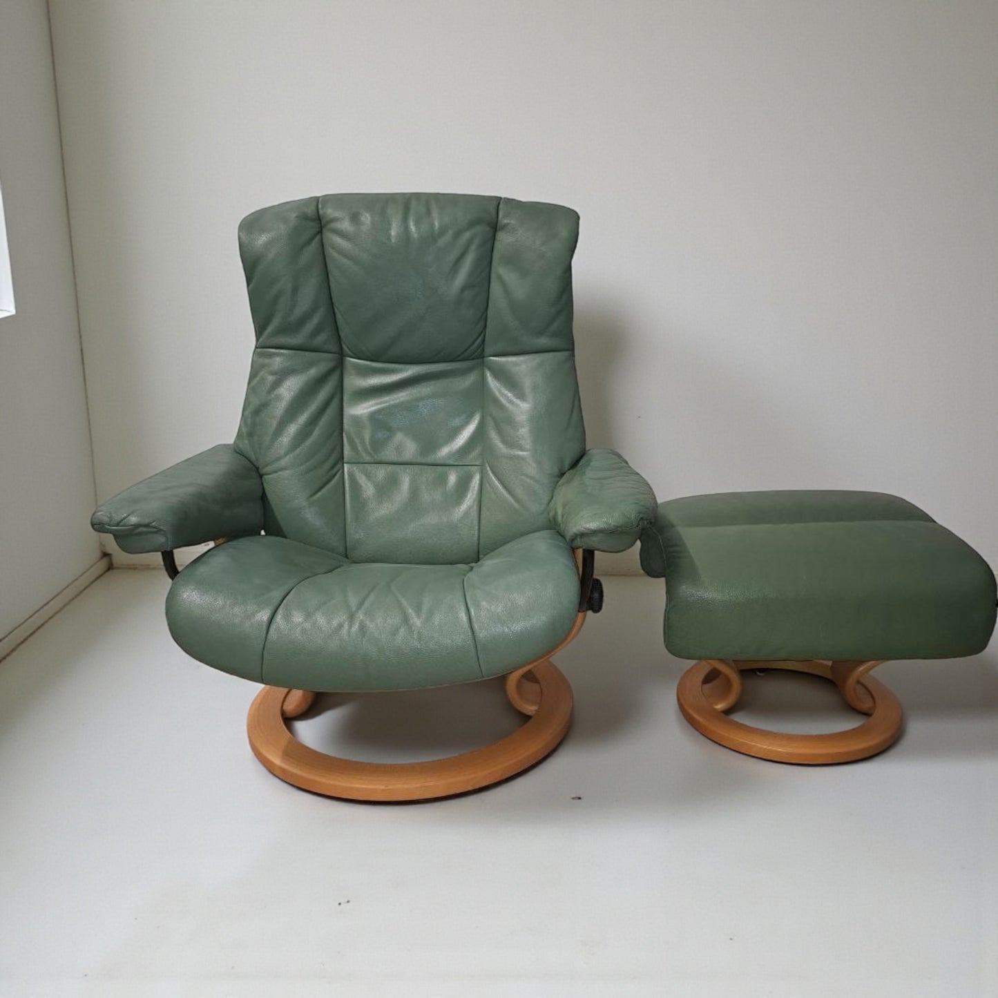 Stressless Mayfair (L) lenestol med krakk – ekte skinn | MøbelGlede